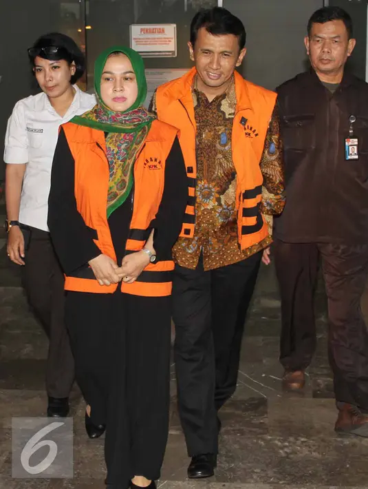 Gubernur Sumatera Utara Gatot Pujo Nugroho dan istrinya, Evi meninggalkan Gedung KPK usai diperiksa, Jakarta, Selasa (25/8/2015). Keduanya diperiksa sebagai saksi dalam kasus dugaan korupsi dana bansos di Sumatera Utara. (Liputan6.com/Helmi Afandi)