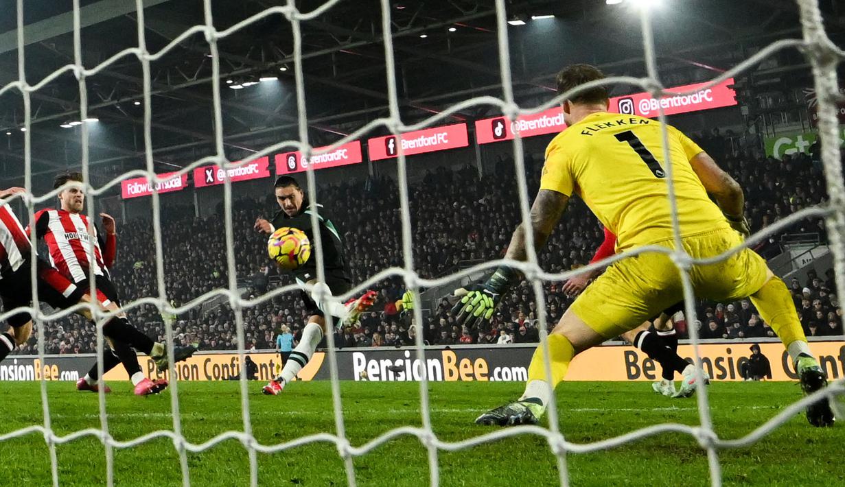 Pemain Liverpool, Darwin Nunez mencetak gol kemenangan ke gawang Brentford dalam laga lanjutan Liga Inggris 2024/2025 di Gtech Community Stadium, London, Inggris, Minggu (19/01/2025) WIB. (AFP/Justin Tallis)