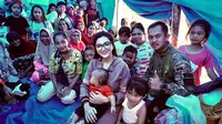 Dirinya juga tampak mengunjungi tenda pengungsian warga yang terdampak gempa. Dalam akun Instagram pribadinya, istri Anang Hermansyah ini diketahui mengunjungi lokasi titik terdekat dari pusat gempa. (Liputan6.com/IG/@ashanty_ash)