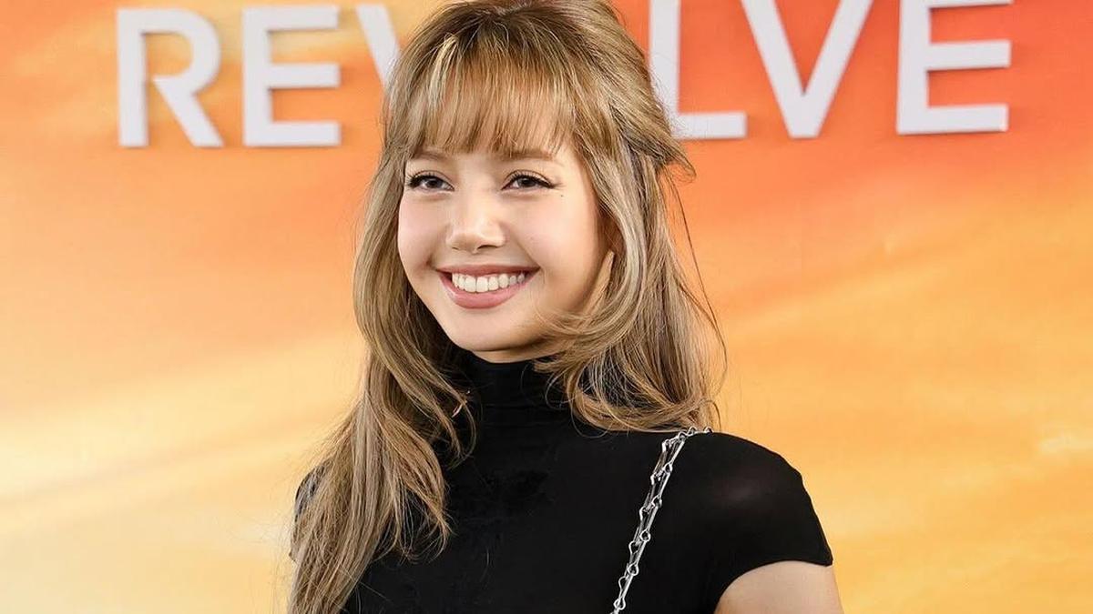 6 Gaya Lisa BLACKPINK Bikin Pangling dengan Warna Rambut Baru di Revolve Festival 2025