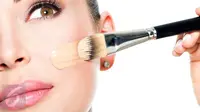 Ingin memiliki produk makeup foundation yang tepat bagi kulit Anda? Simak 6 tips berikut ini. (iStockphoto)