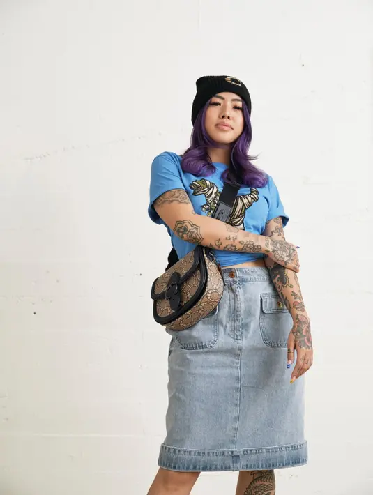 Terinspirasi oleh karakter dan gaya Jordan dan Blue the Great, koleksi siap pakai, alas kaki, tas, dan aksesori baik untuk pria maupun wanita, menggabungkan warisan Coach dalam pengerjaan, khususnya untuk pakaian sportswear dan streetwear dalam edisi terbatas.