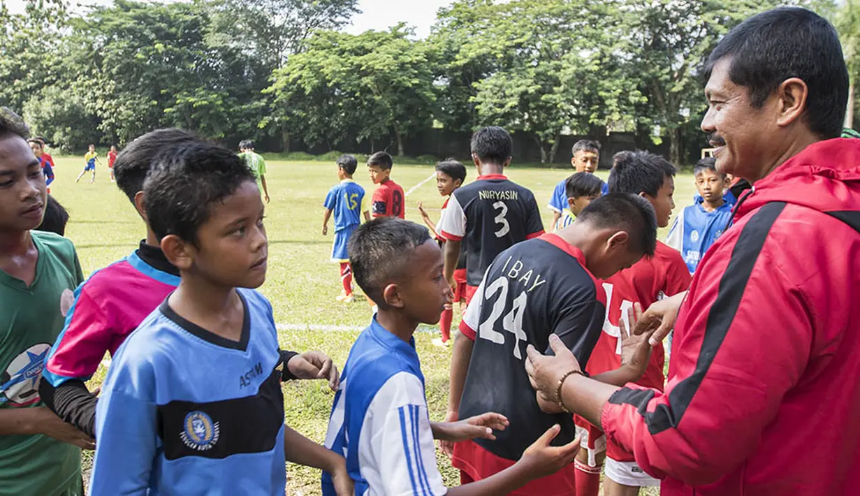 Para pesepak bola muda menyalami pelatih Bali United, Indra Sjafri, saat tiba di Lapangan MAN Insan Cendikia, Tangerang, Jumat (8/1/2016). (Bola.com/Vitalis Yogi Trisna)