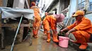 Petugas PPSU Kelurahan Kampung Melayu Siti Hajar membersihkan tangannya usai bekerja di kawasan Kebun Pala, Jakarta, Kamis (25/4). Siti Hajar (19) merupakan lulusan SMK (yang baru 4 bulan bekerja menjadi pasukan oranye. (Liputan6.com/Herman Zakharia)
