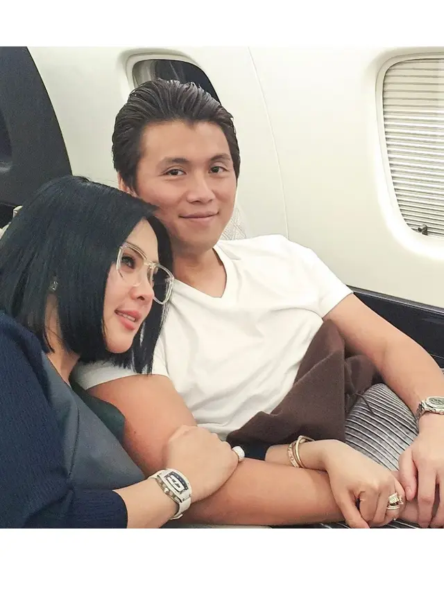 Selalu Mesra, Ini 6 Potret Mesra Syahrini dan Reino di Jet Pribadi