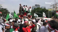 Jumat (5/5/2017), Massa aksi 5 Mei mulai keluar berbondong-bondong menuju gedung Mahkamah Agung, Jakarta Pusat
