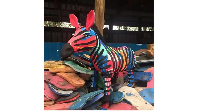 Francis Mutua mengubah tumpukan sandal jepit tak terpakai menjadi boneka berbentuk binatang.