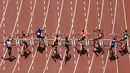 Sejumlah Atlet lari rintangan putra bersaing di 110 meter selama IAAF World Championships di Stadion Nasional di Beijing, Cina (26/8/2015). (REUTERS/Pawel Kopczynski)