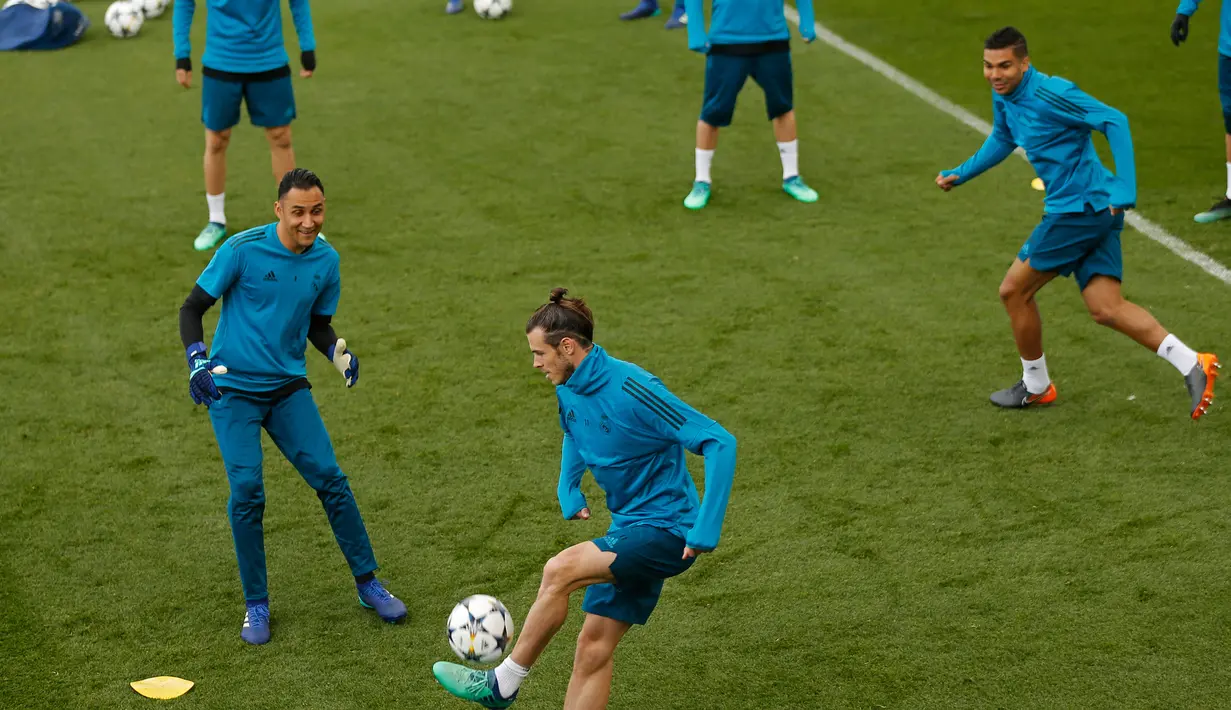 Penyerang Real Madrid, Gareth Bale berusaha mengontrol bola saat latihan  jelang menghadapi wakil Jerman, Bayern Munchen pada leg kedua babak semifinal Liga Champions di lapangan latihan Valdebebas di Madrid, (30/4). (AP Photo/Francisco Seco)