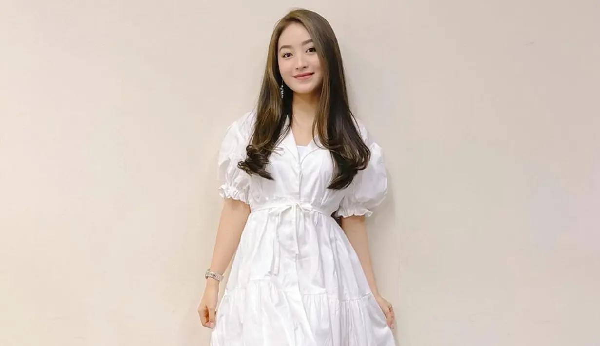 Mengenakan simple dress sederhana berwarna putih, Natasha Wilona tetap terlihat menawan. Apalagi makeup natural yang ia pakai, memberi kesan sederhana dan cantik.(Liputan.com/IG/@natashawilona12)