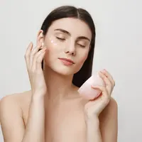 Lakukan perawatan kulit wajah secara rutin dengan langkah sederhana seperti membersihkan, melembabkan, dan memakai sunscreen setiap hari. (Foto: cookie studio/Freepik)