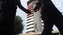Petugas dari kepolisian melintas di sekitar Gedung Merah Putih KPK, Jakarta, Selasa (1/6/2021). Pengamanan gedung KPK dan sekitarnya diperketat terkait upacara pelantikan pegawai KPK menjadi Aparatur Sipil Negara. (Liputan6.com/Helmi Fithriansyah)