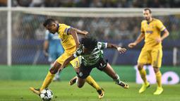 Striker Sporting CP, Gelson Martins, dijatuhkan bek Juventus, Alex Sandro, pada laga Liga Champions di Stadion Jose Alvalade, Lisbon, Selasa (31/10/2017). Kedua klub bermain imbang 1-1. (AFP/Patricia De Melo Moreira)