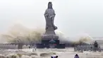 Sejumlah petugas saat menata tanggul didepan patung Bodhisattva Avalokitesvara di Quanzhou, Cina, (29/9/2015). (REUTERS/China Daily)