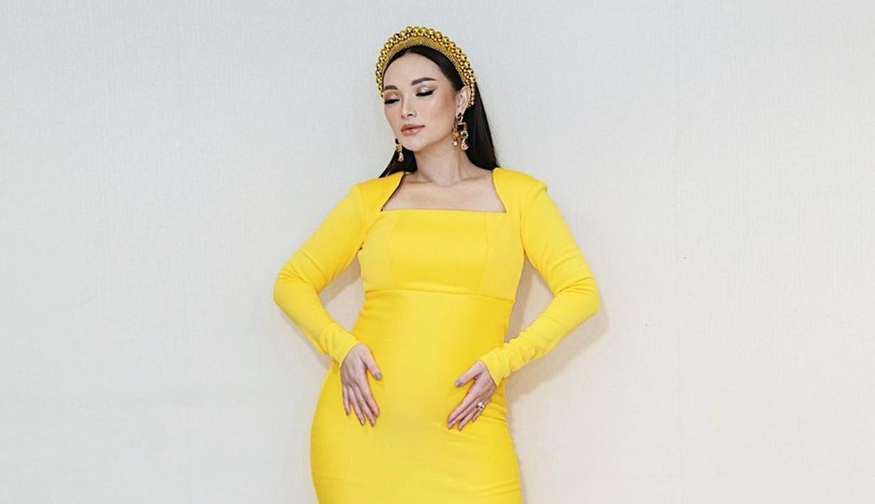 Tengah mengandung anak kedua, Zaskia Gotik tampil memesona mengenakan midi dress berwarna kuning. Dress berlengan panjang tersebut terlihat ketat pada bagian perutnya. Sehingga membuat baby bump pedangdut yang mempopulerkan goyang itik ini terlihat sangat jelas. (Liputan6.com/IG/@zaskia_gotix)