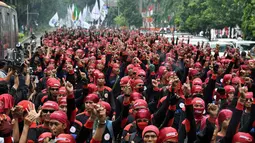  Massa buruh tampak mengacungkan 1 jari yang ditujukan sebagai dukungan terhadap pasangan Prabowo-Hatta Radjasa (Liputan6.com/Miftahul Hayat)