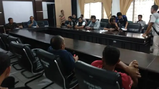 Sejumlah sopir truk pribadi, melakukan aksi protes di DPRD Provinsi karena kelangkaan bahan bakar solar di seluruh SPBU Kota Kendari. (Ahmad Akbar Fua/Liputan6.com)