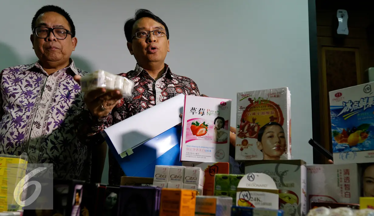 Kepala BPOM, Roy Sparringa menunjukam salah satu produk kosmetika yang diamankan Badan POM, Jakarta, Jumat (6/11/2015). Selain kosmetika berbahaya, BPOM juga mengamankan kosmetika palsu ber merk terkenal. (Liputan6.com/Yoppy Renato)