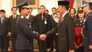 Presiden Joko Widodo memberi selamat kepada Marsekal Hadi Tjahjanto usai upacara pengambilan sumpah dan pelantikan sebagai Panglima TNI di Istana Negara, Jakarta, Jumat (8/12). (Liputan6.com/Angga Yuniar)