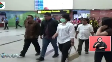 Kedatangan Kahiyang dan Bobby di Bandara Kualanamu, Medan, pada Minggu (19/11) siang disambut keluarga dengan upacara adat.