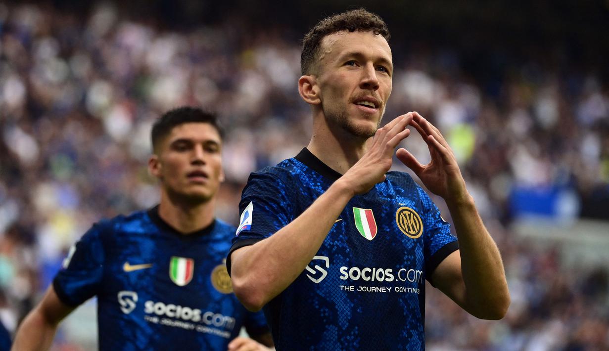 Ivan Perisic memutuskan untuk bereuni dengan Antonio Conte pada musim ini setelah menerima pinangan dari Tottenham Hotspur. Sang pemain didatangkan secara gratis setelah enggan memperpanjang kontraknya di Inter Milan. Perisic sendiri merupakan pemain pekerja keras dan mampu tampil di banyak posisi. Ia merupakan salah satu pilar penting saat Inter meraih Scudetto di bawah asuhan Antonio Conte. (AFP/Miguel Medina)