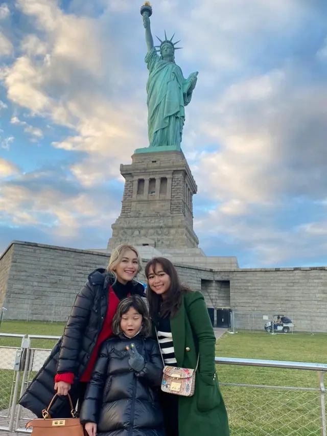 [Fimela] Ayu Ting Ting dan Bilqis Liburan di Amerika