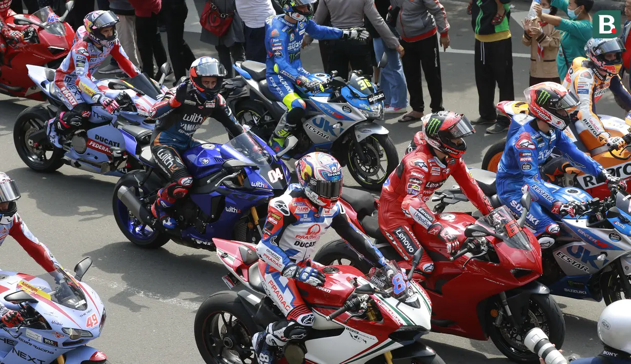 Marc Marquez, Johann Zarco, dan Pol Espargaro ada di barisan terdepan deretan pembalap MotoGP yang akan mengikuti parade. (Bola.com/M Iqbal Ichsan)