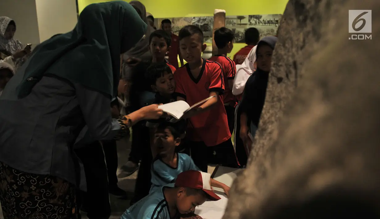 Rombongan siswa Sekolah Dasar (SD) mengunjungi Museum Nasional, Jakarta, Selasa (26/6). Dalam rangka merayakan ulang tahun Jakarta ke-491, Pemprov DKI Jakarta menggratiskan tiket masuk museum-museum yang berada di Jakarta. (Merdeka.com/ Iqbal S. Nugroho)