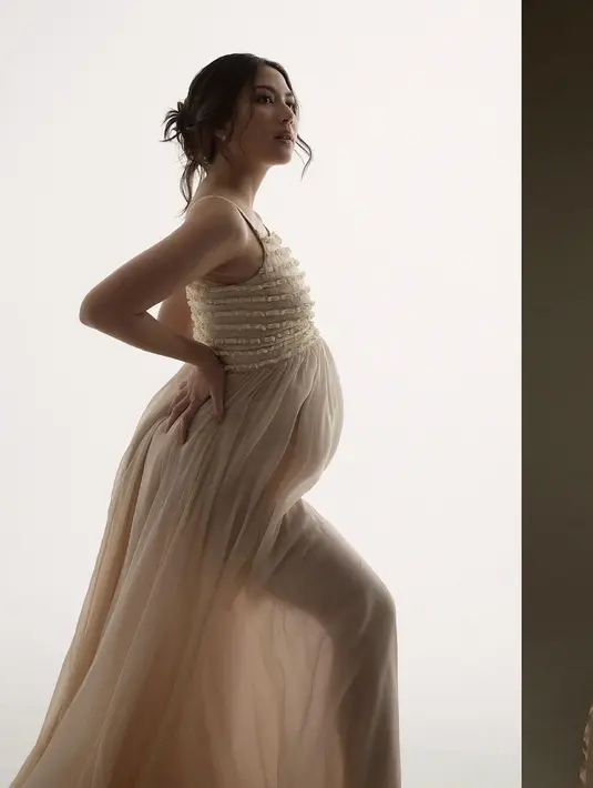 Jessica Mila bagikan potret maternity shoot terbaru. Deretan dress flowy dan cantik jadi sorotan. [Foto: Instagram/ Jessica Mila]