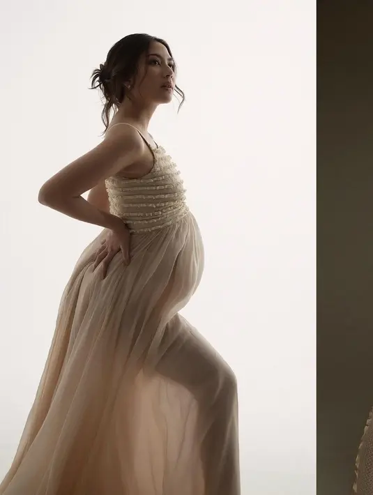 Jessica Mila bagikan potret maternity shoot terbaru. Deretan dress flowy dan cantik jadi sorotan. [Foto: Instagram/ Jessica Mila]