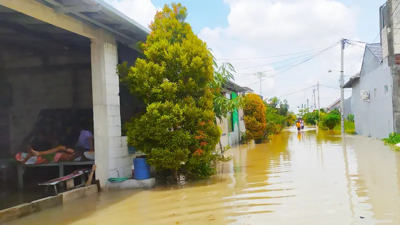 Banjir di Gresik akibat tanggul Mojosarirejo jebol. (Dian Kurniawan/Liputan6.com)