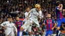 Barcelona bermain 1-1 melawan Real Madrid pada pertandingan lanjutan La Liga, di Stadion Camp Nou, Sabtu (3/12/2016). Bek Los Blancos, Sergio Ramos mencetak gol penyama kedudukan pada menit-menit akhir. (AFP/Pau Barrena)