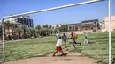 Seorang anak Sudan berusaha memasukan bola ke gawang saat bermain sepak bola di Khartoum (23/4). Khartoum didirikan pada tahun 1821 sebagai pos militer Mesir, namun berkembang menjadi pusat perdagangan regional. (AFP Photo/Ozan Kose)