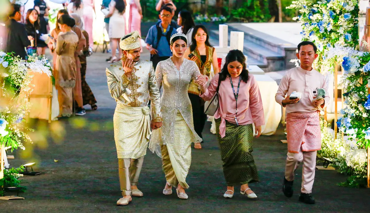 Setelah akad nikah, malam harinya pasangan ini menggelar resepsi pernikahan dengan mengusung tema internasional. [Foto: Muhammad Akrom Sukarya/Kapanlagi.com]