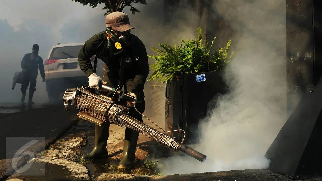 20160721-Pengasapan Cegah Demam Berdarah di Permukiman Warga Kebayoran Baru-Jakarta