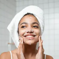 Usia 40-an menjadi titik kritis penuaan, untuk itu dibutuhkan skincare yang tepat. (FOTO: pexels/ron lach).