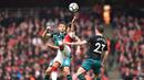 Gelandang Arsenal, Reiss Nelson, berusaha membuang bola saat melawan Southampton pada laga Premier League di Stadion Emirates, London, Minggu (8/4/2018). Arsenal menang 3-2 atas Southampton. (AFP/Glyn Kirk)