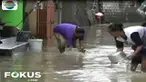 Tak hanya mencuci baju atau piring, air banjir bahkan digunakan untuk mencuci bahan masakan.