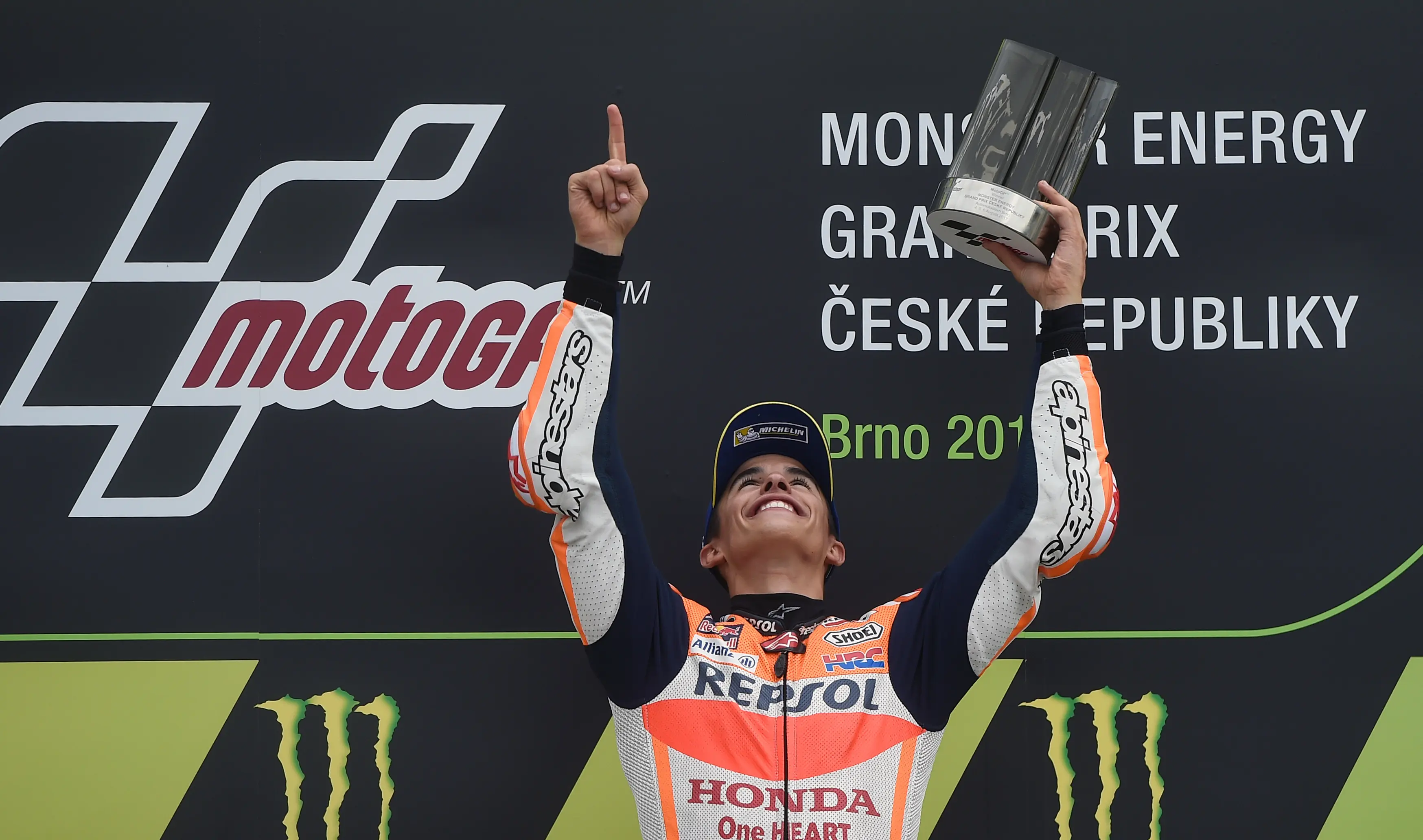 Marc Marquez rayakan kemenangan pada MotoGP Republik Ceko di Sirkuit Brno, Minggu (6/8/2017). (AFP/Michal Cizek)