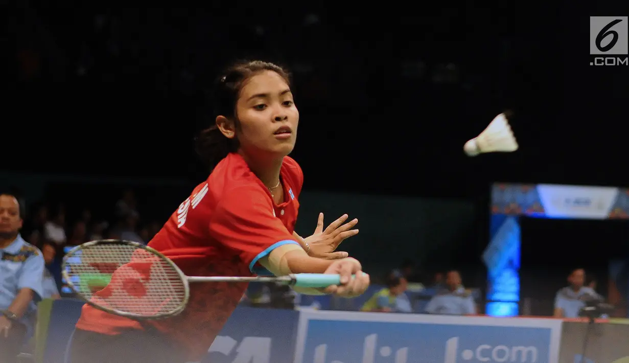 Pebulu tangkis Indonesia, Gregoria Mariska Tunjung mengembalikan kok ke arah Chen Yufei (China) pada putaran pertama Indonesia Open 2017 di Jakarta, Selasa (13/6). Gregoria unggul 17-21, 21-19, 21-19. (Liputan6.com/Helmi Fithriansyah)