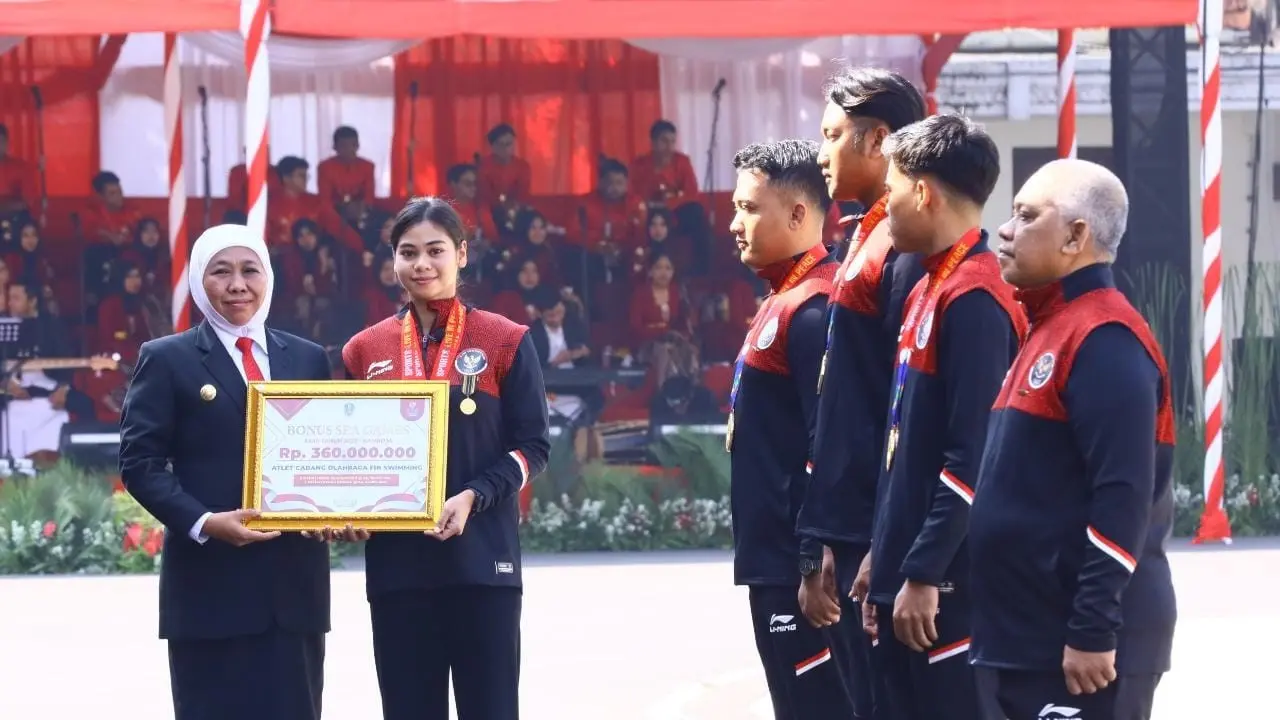 Khofifah memberikan bonus kepada atlet Jatim yang berprestasi di SEA Games Kamboja 2023. (Istimewa)