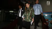 Hary Tanoesoedibjo berjalan menuruni tangga usai diperiksa Bareskrim Polri, Jakarta, Jumat (7/7). Hary Tanoe diperiksa sebagai tersangka dugaan pesan singkat bernada ancaman. (Liputan6.com/Angga Yuniar)