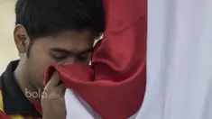 Pebulutangkis ganda putra Indonesia, Angga Pratama, mencium bendera saat seremoni pelepasan untuk Piala Sudirman di Kantor PBSI Cipayung, Jakarta, Sabtu (6/5/2017). (Bola.com/Vitalis Yogi Trisna)