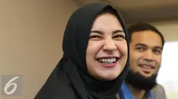 Shireen Sungkar memberikan keterangan saat jumpa pers lahiran anak kedua di RS Pondok Indah, Jakarta, Rabu (27/7). Anak kedua dari Shireen Sungkar dan Teuku Wisnu diberi nama Cut Hawa Medina Al Fatih. (Liputan6.com/Herman Zakharia)