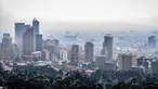 Pemandangan umum Bogota yang diselimuti asap akibat kebakaran hutan di bukit El Cable di Bogota pada 27 Januari 2024. (VANNESSA JIMENEZ/AFP)
