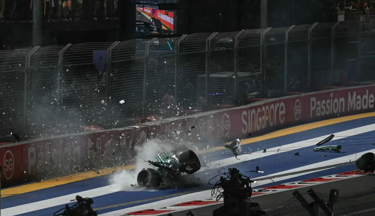 Pembalap Aston Martin, Lance Stroll menabrak dinding lintasan saat sesi Kualifikasi 1 (Q1) Formula 1 GP Singapura 2023 yang berlangsung di Sirkuit Marina Bay, Singapura, Sabtu (16/03/2023).  Insiden tersebut terjadi saat Stroll menyelesaikan putaran terakhirnya di Q1. (AFP/Mohd Rashfan)
