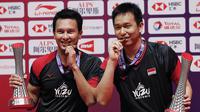 Ganda putra Indonesia, Mohammad Ahsan / Hendra Setiawan, berhasil mengalahkan ganda Jepang, Hiroyuki Endo / Yuta Watanabe, pada BWF World Tour di Tianhe Sports Center, Guangzhou, Minggu (15/12/2019). Ahsan / Hendra menang 24-22 dan 21-19. (AP/Andy Wong)