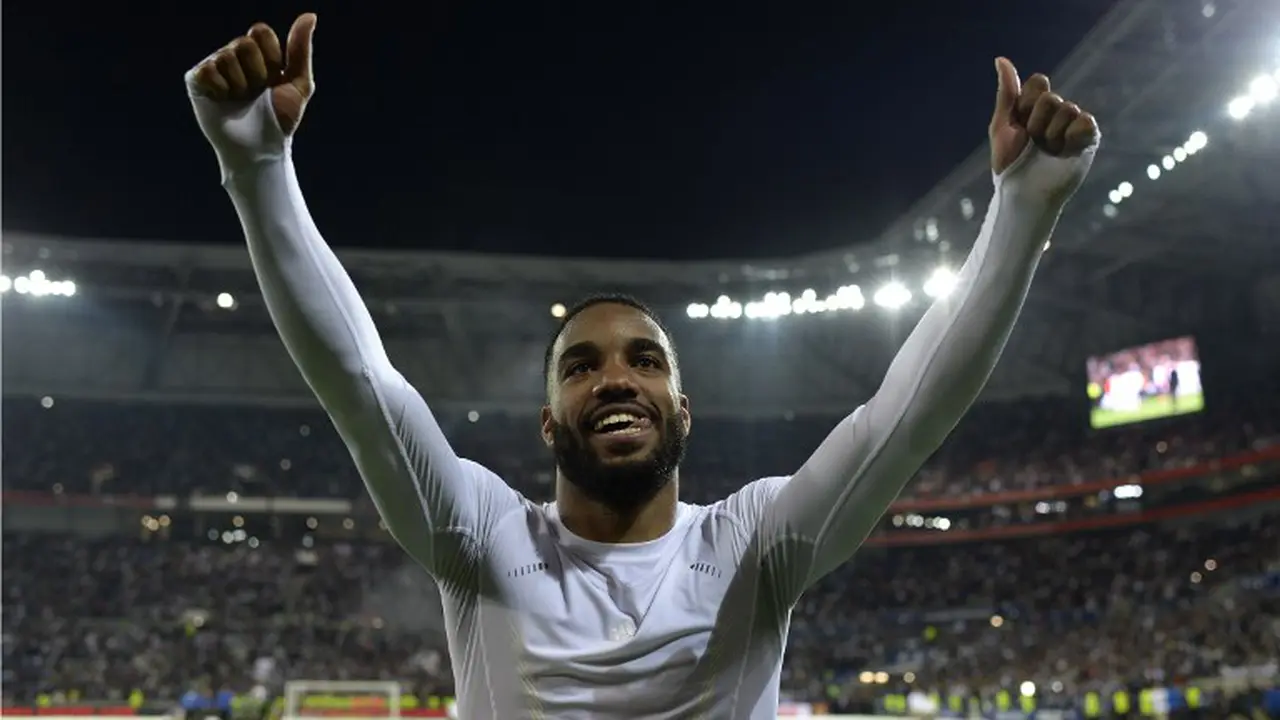 Perhatikan Beruntungnya Striker Lyon Ini Bikin Gol Hat-trick 