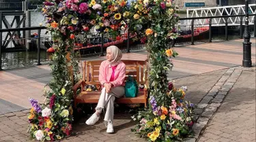 Momen seru liburan Nina Zatulini di London, Inggris diunggahnya lewat laman Instagram pribadinya. Selain menonton konser, artis 30 tahun ini juga mengunjungi beberapa objek wisata populer di sana. Seperti potretnya saat mengunjungi ikon terkenal di Inggris yakni London Bridge. (Liputan6.com/IG/@ninazatulini22)