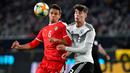 Gelandang Jerman, Kai Havertz, duel udara dengan gelandang Serbia, Nemanja Maksimovic, pada laga persahabatan di Stadion Volkswagen, Rabu, (20/3). Jerman ditahan imbang 1-1 oleh Serbia. (AFP/Tobias Schwarz)